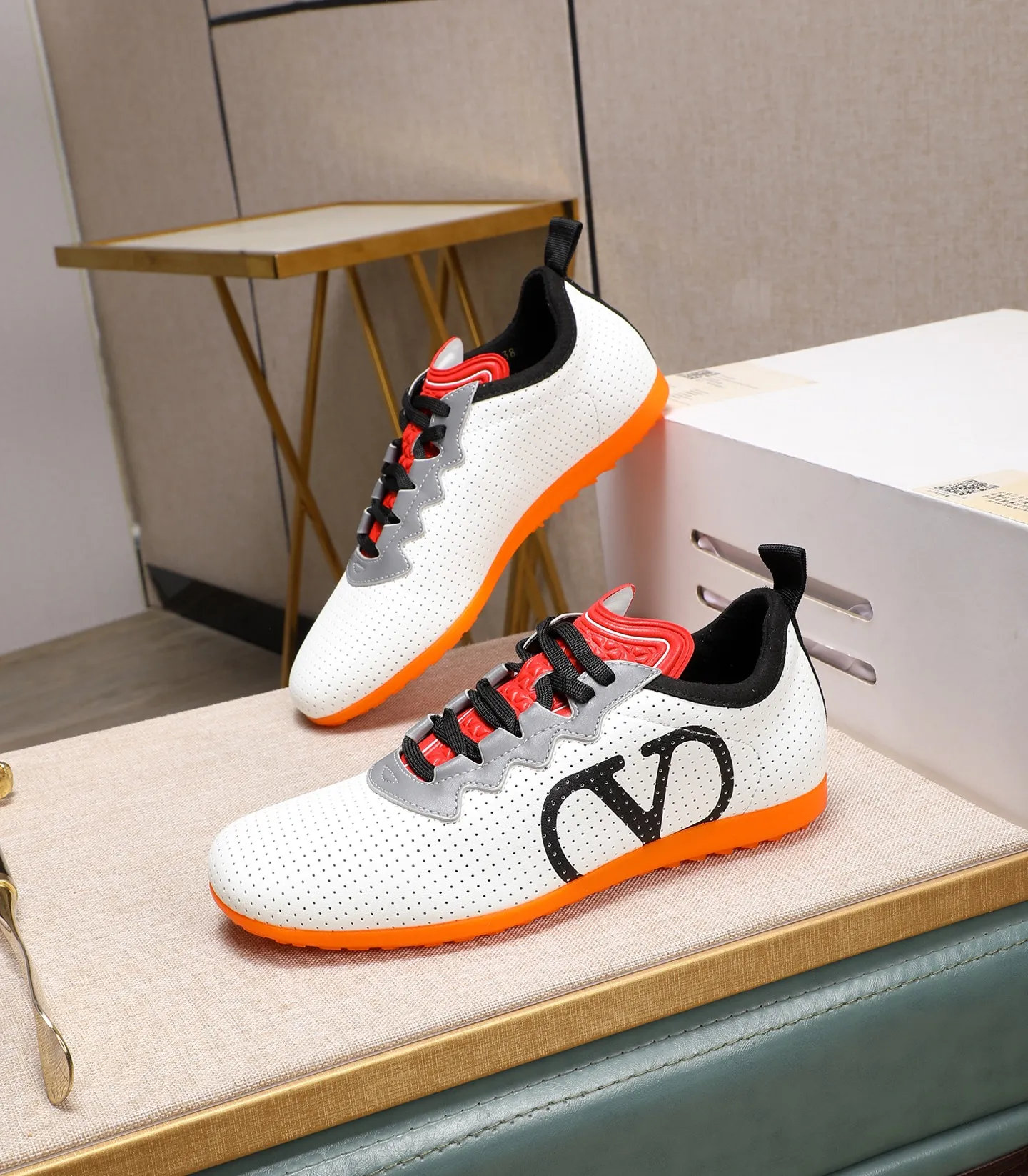 Men's Men's Shoes 💰620 VALENTINO 🌹🌹🌹2025 Valentino's latest spring sneakers! The counter 🔥 recommends RUNBOOT, which is lightweight and comfortable. It has a multi-functional design that integrates blue sneakers, running shoes, and fashionable sneakers to create a cool on-foot effect. ♥️♥️Fashionable sneakers that are sought after by many popular celebrities and fashion influencers♥️♥️. 👉All-round original 1:1 high-end production 👉Fabrics: Two options: delicate, soft and comfortable eyelet lambskin and high-end technical fabrics 👍Super soft suede special lining inside 👍Outsole wear-resistant TPU material 👍Full set of original counter packaging